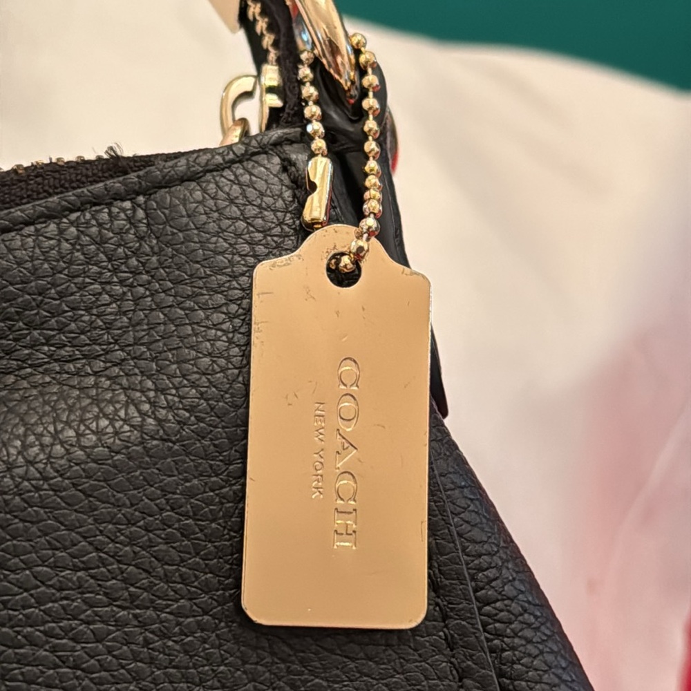 Coach classic black purse w/ optional unused shoulder strap; w/dust cloth (OLCC) - Picture 10 of 16
